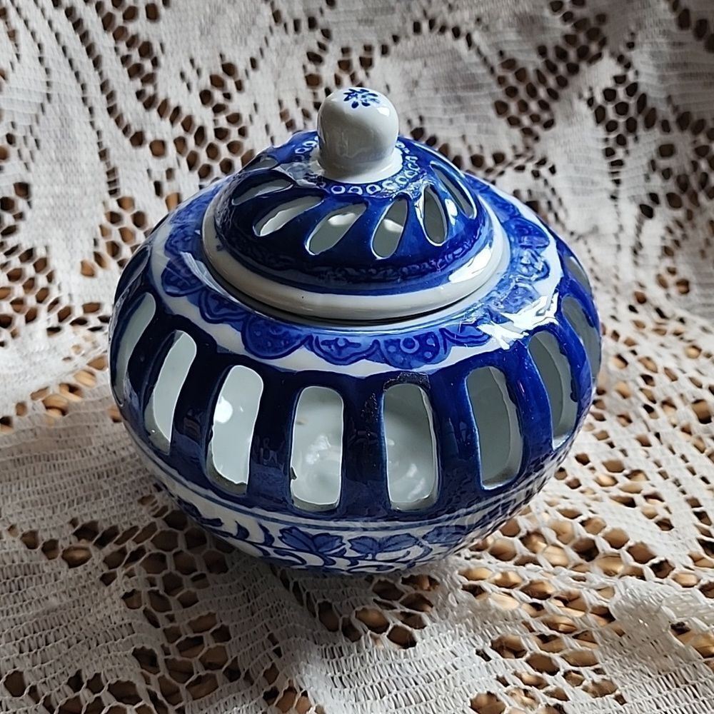 Reticulated Chinoiserie Tealight Holder Vented Potpourri Blue & White